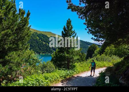 Weibliche Wanderer am See, Stausee, am Plan d'Amont, oberhalb Aussois, Vanoise Nationalpark, Frankreich Stockfoto