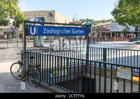 U-Bahn-Eingang Zoologischer Garten in Berlin mit Blick auf das Kino Zoo-Palast. Stockfoto