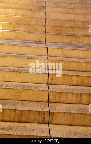 Steintreppe, Nahaufnahme. Gelbe Stufen im Park, Fragment. Stockfoto