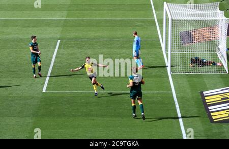 Jack Diamond (Mitte) von Harrogate Town feiert das dritte Tor seines Spielers im Finale der Vanarama National League im Wembley Stadium, London. Stockfoto