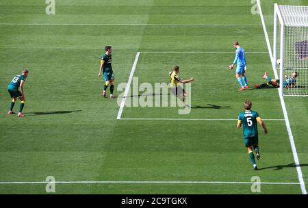 Jack Diamond (Mitte) von Harrogate Town erzielt im Finale der Vanarama National League im Wembley Stadium, London, das dritte Tor seines Spielers. Stockfoto