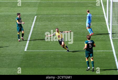 Jack Diamond (Mitte) von Harrogate Town feiert das dritte Tor seines Spielers im Finale der Vanarama National League im Wembley Stadium, London. Stockfoto