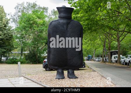 Riesige Heißwasserflasche auf den Füßen genannt 'Big Mother' Vorderansicht im Querformat Stockfoto