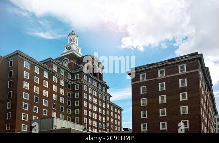 Blick auf das Upstate University Hospital auf dem Hügel der Syracuse University in Syracuse, New York, August 2020 Stockfoto