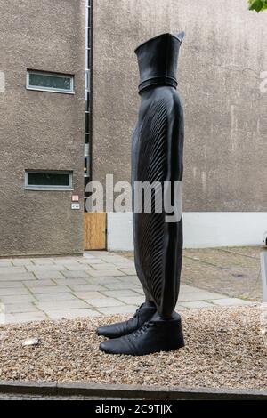 Riesige Heißwasserflasche auf den Füßen genannt 'Big Mother' rechte Seitenansicht im Hochformat Stockfoto