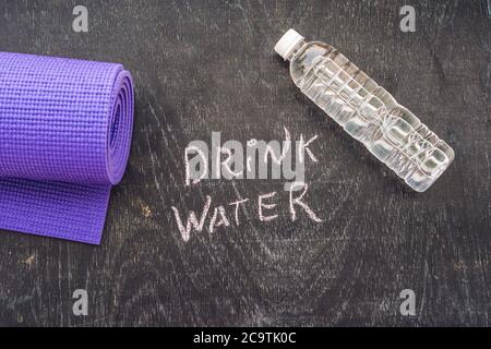 Trinken Sie mehr Wasser - Hydration Erinnerung - Handschrift auf einem Kreidetafel Stockfoto