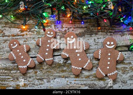 Weihnachtsbäckerei und Lebkuchen mit bunten Lichtern Blick von oben auf Holztisch Stockfoto