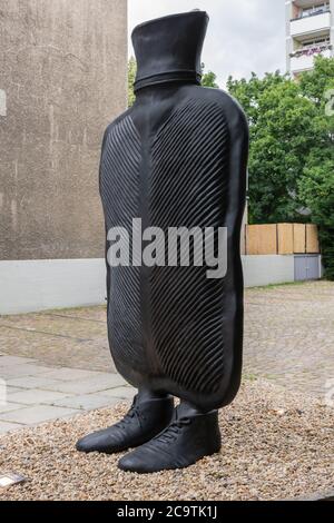 Riesige Heißwasserflasche auf den Füßen genannt 'Big Mother' diagonal von vorne im Hochformat Stockfoto