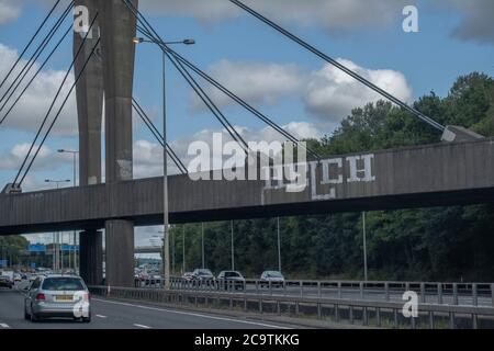 Helch Graffiti-Tag auf der Eisenbahnbrücke über die Londoner M25 Orbital Motorway in Surrey, Großbritannien Stockfoto