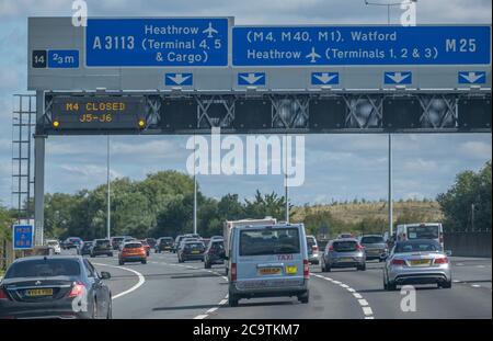 Sonntag Verkehr auf der M25 London Orbital Autobahn, 2.8.20 Stockfoto