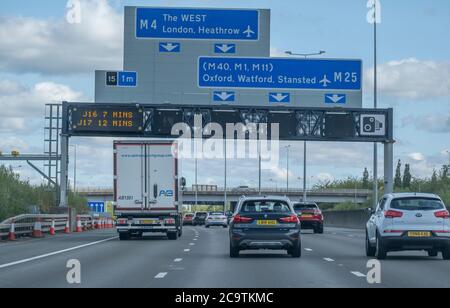 Sonntag Verkehr auf der M25 London Orbital Autobahn, 2.8.20 Stockfoto