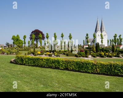 Kirche und Friedhof in einer kleinen ländlichen Stadt in Dänemark Stockfoto