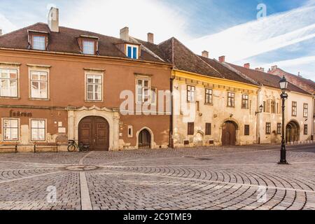 Sopron, Ungarn - Oktober 2018: Enge Straße mit alten Häusern in der Altstadt von Sopron, Ungarn Stockfoto