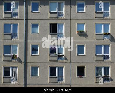 Berlin, Deutschland. Juli 2020. Die Fassade eines vorgefertigten Gebäudes. Quelle: Alexandra Schuler/dpa/Alamy Live News Stockfoto