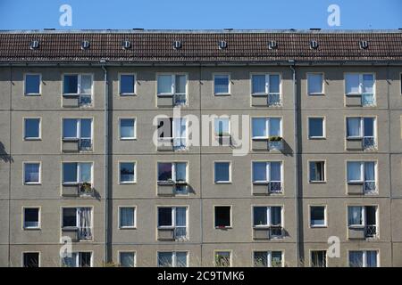 Berlin, Deutschland. Juli 2020. Die Fassade eines vorgefertigten Gebäudes. Quelle: Alexandra Schuler/dpa/Alamy Live News Stockfoto