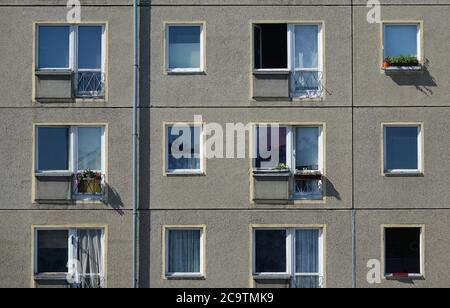 Berlin, Deutschland. Juli 2020. Die Fassade eines vorgefertigten Gebäudes. Quelle: Alexandra Schuler/dpa/Alamy Live News Stockfoto