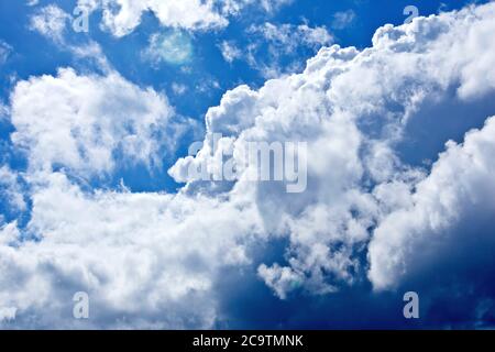 Regenwolken (Cumulo nimbus, Cumulus) beginnen, an einem warmen Sommertag zu bauen. Stockfoto