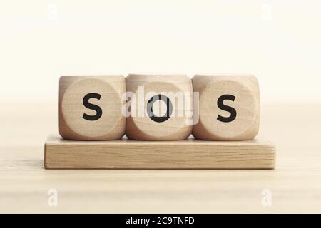 SOS-Konzept. Holzblock mit Text auf Tisch. Speicherplatz kopieren Stockfoto