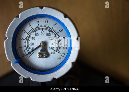 Luftdruckmanometer (Reifenpumpe) auf Holzhintergrund Stockfoto