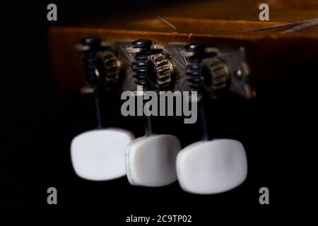 Headstock Detail einer alten traditionellen akustischen Gitarre in Low-Key Stockfoto