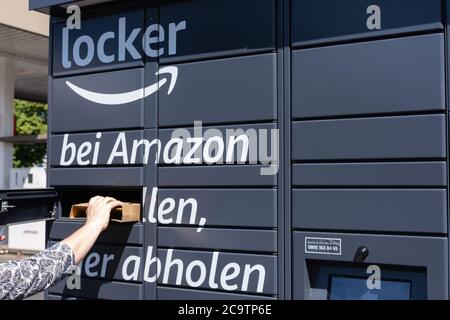 Amazon Packstation (locker), wo Kunden ihre Bestellung selbst abholen können. Teilweise Landschaftsansicht diagonal von rechts. Stockfoto