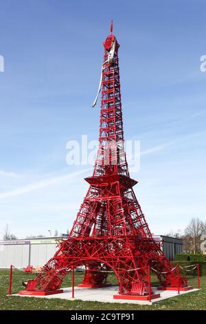 Macon, Frankreich - 15. März 2020: Eiffelturm mit fermob-Stühlen. Fermob ist ein französisches Unternehmen, das farbige Outdoor-Möbel herstellt Stockfoto