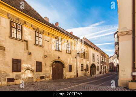 Sopron, Ungarn - Oktober 2018: Enge Straße mit alten Häusern in der Altstadt von Sopron, Ungarn Stockfoto