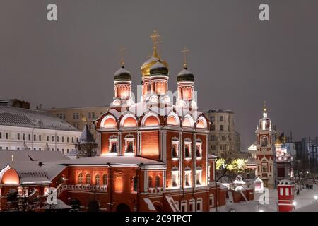 Moskau, Russland - 2. Jan. 2019. Nächtliches Stadtbild mit der Kathedrale der Ikone der Gottesmutter auf Varvarka Stockfoto