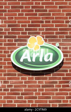 Aarhus, Dänemark - 22. August 2015: Arla Foods Logo an einer Wand. Arla Foods ist eine internationale Genossenschaft mit Sitz in Aarhus, Dänemark, Stockfoto