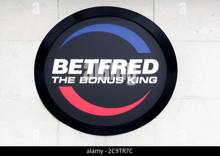 London, Vereinigtes Königreich - 25. September 2019: Betfred Logo an einer Wand. Betfred ist ein Buchmacher mit Sitz in Großbritannien Stockfoto