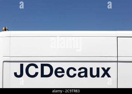 Decines, Frankreich - 13. Juni 2019: JCDecaux ist ein multinationales Unternehmen mit Sitz in Frankreich, bekannt für seine Bus-Stop-Werbetafeln Stockfoto