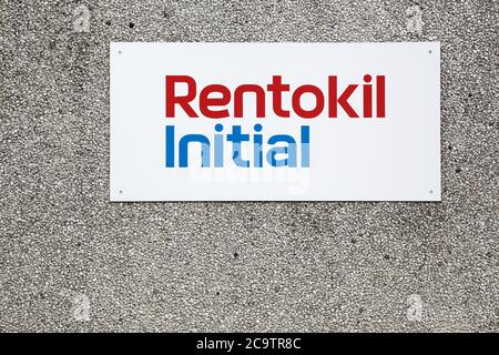 Ega, Dänemark - 25. Juli 2020: Rentokil Initial Logo an einer Wand. Rentokil Initial ist ein britischer Business Services Konzern und spezialisiert auf Hygiene Stockfoto
