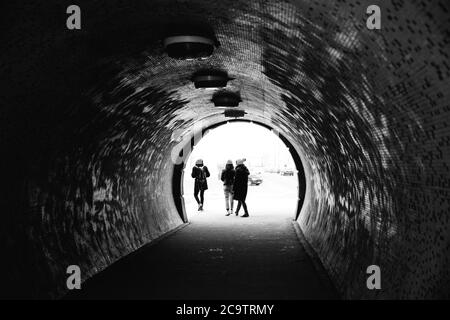 Schwarz-Weiß-Foto von Blick auf Tunnel unter der Kettenbrücke in Budapest Stockfoto