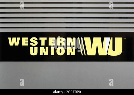 Lyon, Frankreich - 19. Juli 2018: Westunion-Schild an einer Fassade. Das Unternehmen Western Union ist ein amerikanisches Finanzdienstleistungs- und Kommunikationsunternehmen Stockfoto