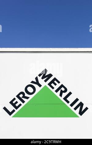 Macon, Frankreich - 12. Juni 2019: Leroy Merlin Logo an der Wand. Leroy Merlin ist ein französischer Hausverbesserungs- und Gartenhändler, der mehrere Länder bedient Stockfoto