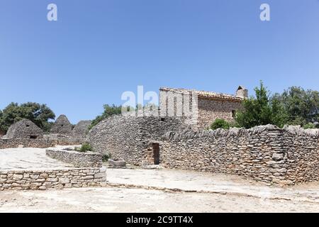 Steinhütten in der Bories Dorf in der Nähe von Gordes in der Provence, Frankreich Stockfoto