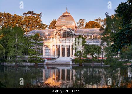 Crystal Palace im Retiro Park Madrid an einem sonnigen Frühlingsmorgen, wenn es keine Menschen gibt, weil es noch sehr früh ist. Stockfoto