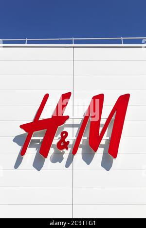 Creches, Frankreich - 28. Mai 2020: H & M Logo auf einer Fassade. H & M ist ein schwedisches multinationales Bekleidungsunternehmen, das für seine schnelle Modebekleidung bekannt ist Stockfoto