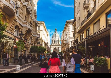 BUDAPEST, UNGARN - 19. OKTOBER 2019: Budapester Altstadt, malerische Straßen zur St.-Stephans-Basilika in Budapest, Ungarn Stockfoto