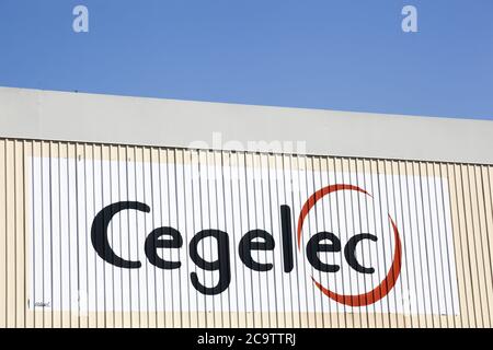 Roanne, Frankreich - 31. Mai 2020: Cegelec-Logo auf einem Gebäude. Cegelec ist ein französisches Elektrotechnikunternehmen, das Elektroinstallationen bereitstellt Stockfoto