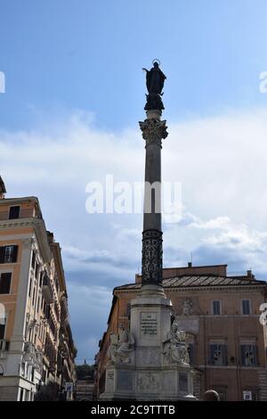 Colonna dell'Immacolata - Säule der Unbefleckten Empfängnis in der Nähe der Spanischen Treppe in der Stadt Rom, Italien Stockfoto