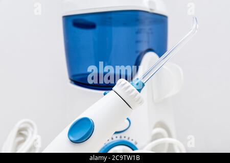 Wasserflosser Detail mit seinem Zubehör isoliert auf weißem Hintergrund Hygiene ist unerlässlich für die Gesundheit. Stockfoto