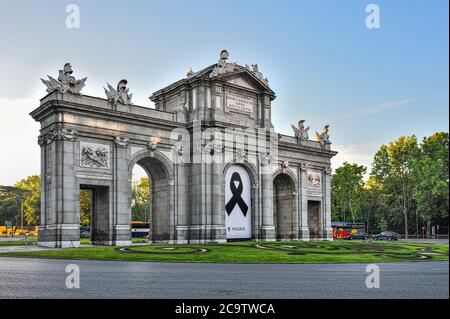 Madrid, Spanien - 20. Mai 2020: Blick auf die Puerta de Alcala in Madrid bei Sonnenaufgang an einem Tag der Quarantäne. Stockfoto