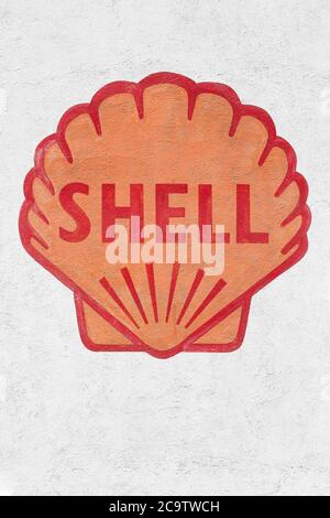 Rochepot, Frankreich - 5. Juli 2020: Vintage Shell Logo auf einer Tankstelle. Shell ist ein anglo-niederländisches multinationales Öl- und Gasunternehmen N Stockfoto