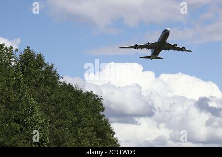 Während der Kwik Fit British Touring Car Championship im Donington Park hebt ein Flugzeug vom Flughafen East Midlands ab. Stockfoto