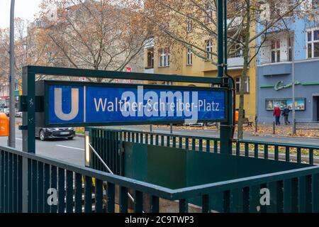 Eingang zur U-Bahnstation Walther-Schreiber-Platz in Berlin Stockfoto