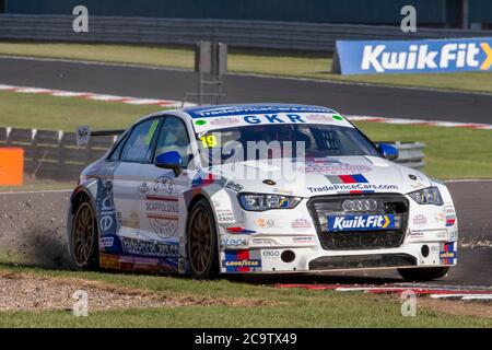 Donington Park Circuit, Leicestershire, Großbritannien. August 2020. Kwik Fit British Touring Car Championship, Donington Park, Race Day; Bobby Thompson in seinem GKR TradePriceCars.com Audi S3 geht weit und kicks up Schotter Credit: Action Plus Sports/Alamy Live News Stockfoto