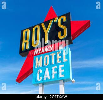 Route 66, Kalifornien. Straßenschild vor Roy's Motel and Cafe in Amboy, Route 66, Mojave Desert, Kalifornien, USA Stockfoto