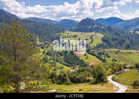 Tara Nationalpark in Serbien, Europa. Wunderschöne Landschaft mit dramatischem Himmel, Hügeln, Wiesen und Bergen. Tourismus- und Reisekonzept Stockfoto