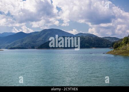 Zaovine See auf Tara Nationalpark in Serbien, Europa. Landschaft mit bewölktem Himmel und Bergen. Tourismus- und Reisekonzept Stockfoto